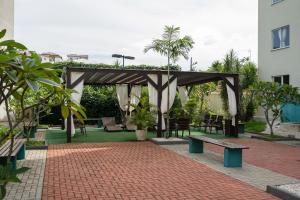 Apto em Barra Velha 340m da PRAIA com SACADA com CHURRASQUEIRA, AR CONDICIONADO WI-FI, PISCINA, PORTARIA 24h, ACADEMIA MINI MERCADO e vaga de GARAGEM
