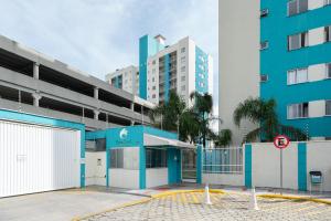 Apto em Barra Velha 340m da PRAIA com SACADA com CHURRASQUEIRA, AR CONDICIONADO WI-FI, PISCINA, PORTARIA 24h, ACADEMIA MINI MERCADO e vaga de GARAGEM