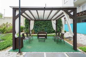 Apto em Barra Velha 340m da PRAIA com SACADA com CHURRASQUEIRA, AR CONDICIONADO WI-FI, PISCINA, PORTARIA 24h, ACADEMIA MINI MERCADO e vaga de GARAGEM