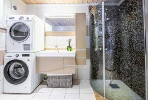 A wonderful estate of two houses forseasons!