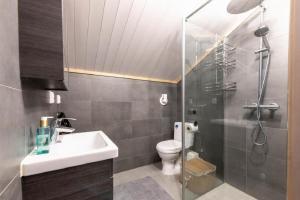 A wonderful estate of two houses forseasons!