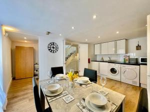Stylish Cosy 2 Bed Ilford Home with Free Parking