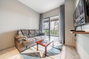 093 - Apartamento com 03 quartos em Canto Grande!