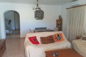 Casa Los Olivos, villa with a pool