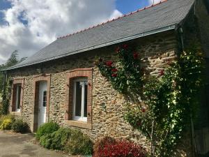 Maisons de vacances Gite Loiron-Ruille, 4 pieces, 6 personnes - FR-1-600-91 : Maison de Vacances (6 Adultes)