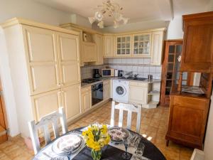 Maisons de vacances Gite Loiron-Ruille, 3 pieces, 5 personnes - FR-1-600-63 : photos des chambres