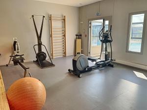 Maisons de vacances Mobil-home PMR tout confort, 200m plage, piscine, 4 pers, 2 chambres, parking, wifi, menage inclus - FR-1-361A-42 : photos des chambres