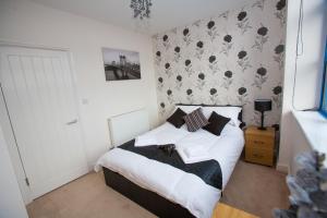 One-Bedroom Apartment room in Hamilton Grace 1 2 or 3 bed Parking SN1