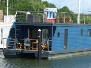 Houseboat Harmony - Rambin
