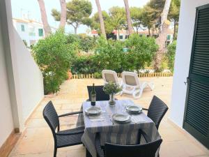 Apartamento Playa Xoriguer con piscina y jardin