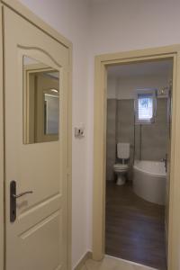 Airport Luxury Apartment with Balcony + Free parking