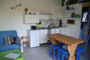 Maisons de vacances BEDENAC Joli maisonnette a 30 mn de BORDEAUX de JONZAC de BLAYE, pour 2 adultes : photos des chambres