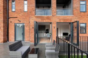 Modern Two Bedrooms Flat in Julien Road, CR5, London
