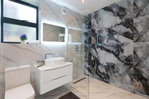 Modern Two Bedrooms Flat in Julien Road, CR5, London
