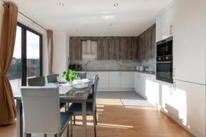 Modern Two Bedrooms Flat in Julien Road, CR5, London