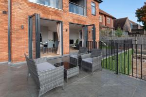 Modern Two Bedrooms Flat in Julien Road, CR5, London
