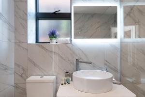 Modern Two Bedrooms Flat in Julien Road, CR5, London