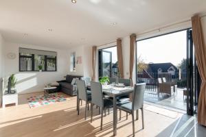 Modern Two Bedrooms Flat in Julien Road, CR5, London