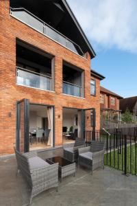 Modern Two Bedrooms Flat in Julien Road, CR5, London