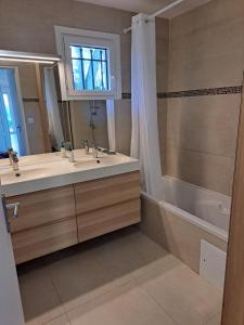 Maisonnette au milieu des pins