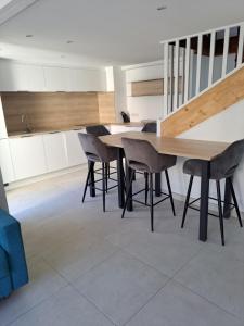 Maisonnette au milieu des pins