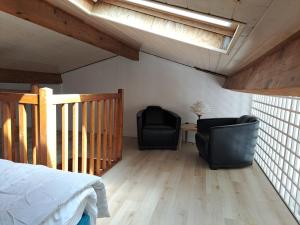 Maisonnette au milieu des pins