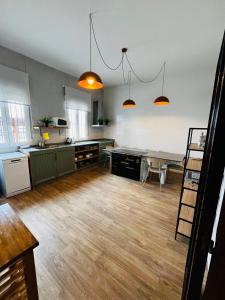 Casa Grande do Costureiro-Para Grupos en Portomarín con Terraza y Vistas