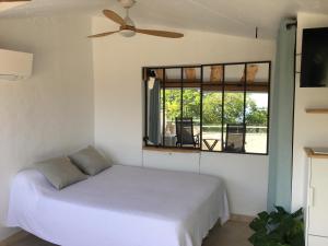 Studio le Nid, vue mer, village et collines avec terrasse