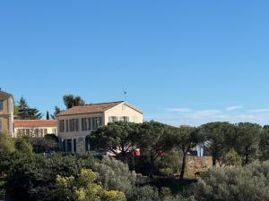 Appartements Studio le Nid, vue mer, village et collines avec terrasse : photos des chambres