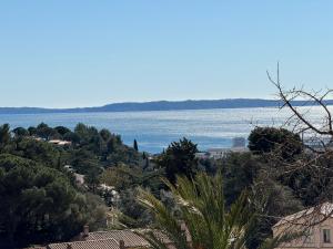 Studio le Nid, vue mer, village et collines avec terrasse