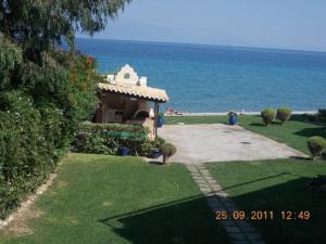 Sykia Seafront Maisonette near beach and mountain