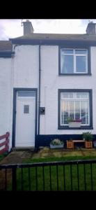 Cosy cottage with sea & mountain views Carnlough