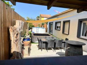 Villas Villa les n’amours piscine spa jacuzzi climatise : photos des chambres