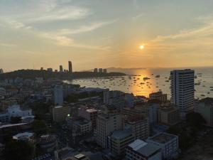 Edge Central Pattaya by Thida