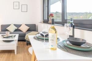 Modernes Studio-Apartment mit Balkon und privatem Stellplatz für bis zu 4 Personen nur wenige Minuten von der Innenstadt & Mosel entfernt