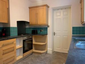 Central 2 bed flat with off street-parking