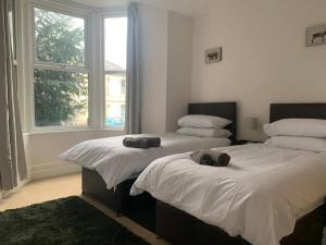 Central 2 bed flat with off street-parking