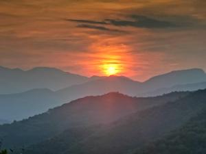 House - Sleeps 5 Scenic Views Fireplace & Garden