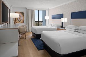 Guest room, 2 Queen, Gulf side, Poolside, Balcony room in Sheraton Sand Key Resort