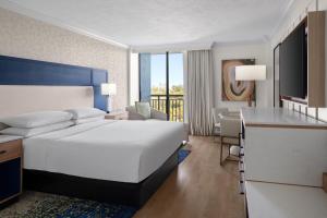 Guest room, 1 King, Partial gulf view, High floor, Balcony room in Sheraton Sand Key Resort