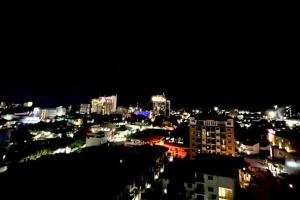 Sheryll Escapes - Kandi Palace 9 floor, 1BR! Housekeeping, Netflix!