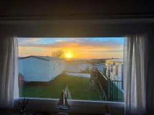 'Anatole' N7 - Caravan with central heating & free wi-fi and with lockable gated decking - 赫尔