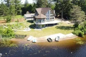 Luxury Lakeview Dream Cottage with Hot Tub - Commanda