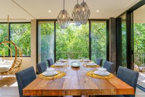 Luxurious Oasis Jacuzzi with Art Gallery and Pool