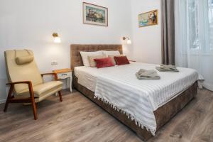 City center Secession charm near National Theatre