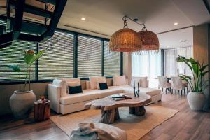 Luxurious Oasis Jacuzzi with Art Gallery and Pool