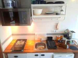 Central Studio #409 near Beaches &free WIFI