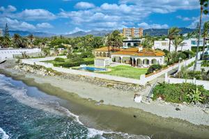 1100 Marbella Beachfront first line