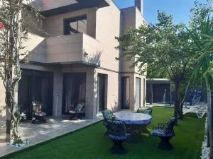 Chalet de lujo con jardín, piscina y aparcamiento todo privado. - Vila-seca