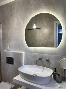 Minimal Cream Apartment Pool-front in Paros